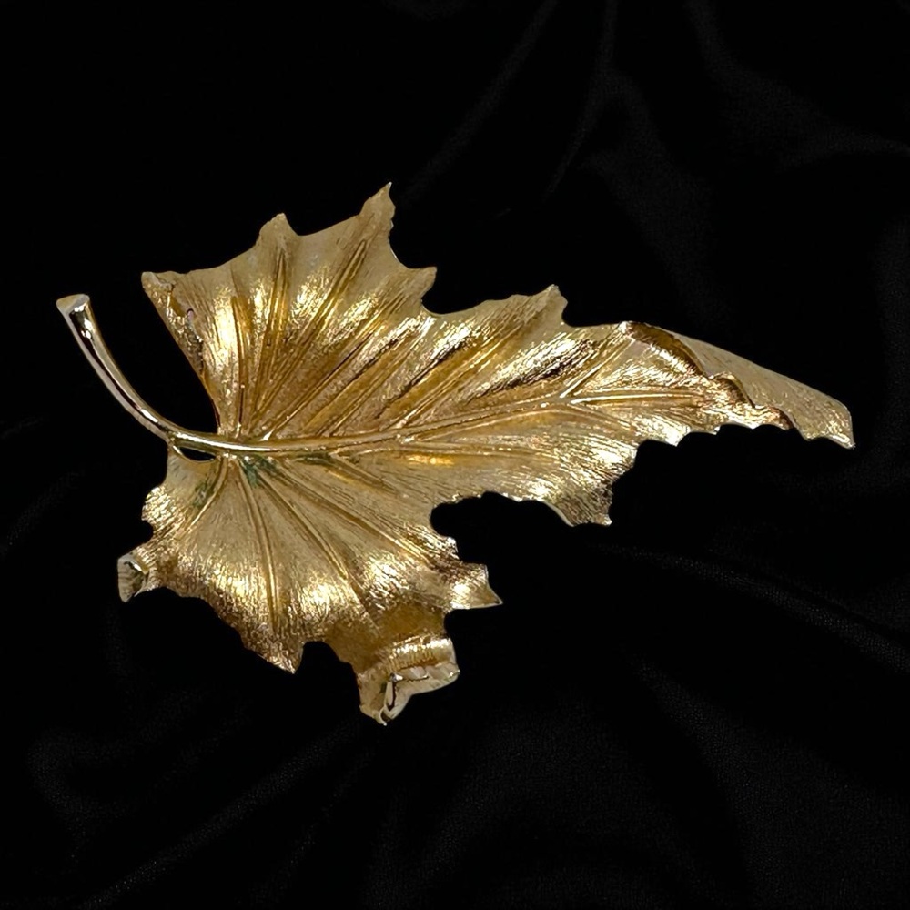 VINTAGE 1960'S CROWN TRIFARI BRUSHED GOLD TONE LEAF PIN/BROOCH! Large!
